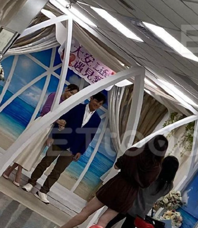 恭喜！陈乔恩跟男友领证结婚，现场大呼“我结婚了”，经纪人证实