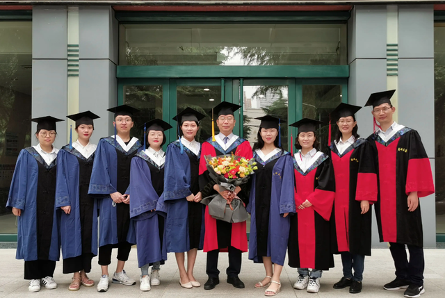 女孩晒出“研究生证书”，评论区却恶意满满，部分网友极尽嘲讽