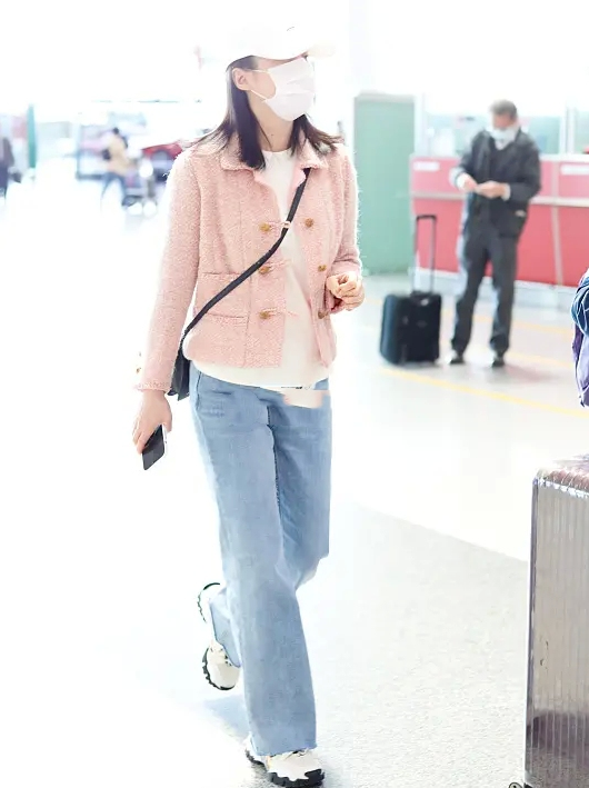 蒋勤勤挑战青春路线,穿牛仔裤搭配粉嫩上衣变身校园女神!