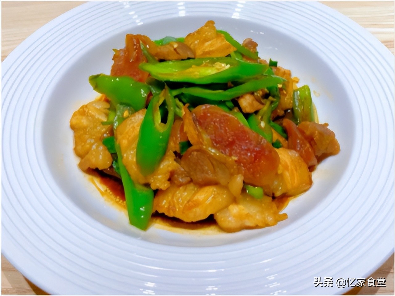 广东小伙晒家里保姆做的饭，每天做3个菜一个月给3000元，贵吗？