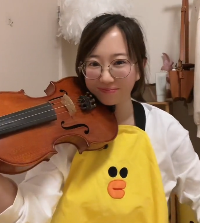 留学女大学生回国当住家保姆，亲妈将她拉黑，网友质疑想借此上位