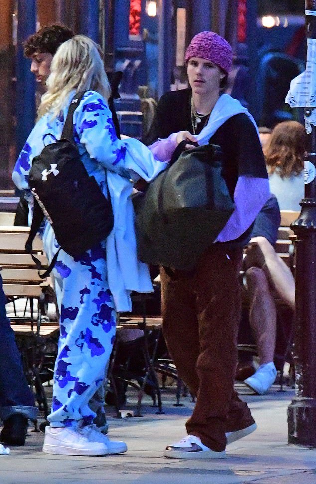 小贝带17岁小儿子闪耀迪奥大秀！克鲁兹穿绿西装好帅，真不输老爸