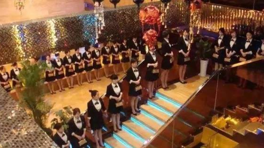 郑州“红馆”覆灭记：奢华堪比皇家一号，出动十五辆警用大巴抓人