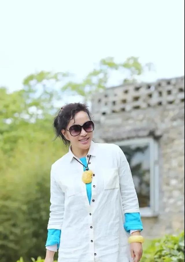 69岁刘晓庆，基础单品搭配玉石：张力十足，一身贵妇气质