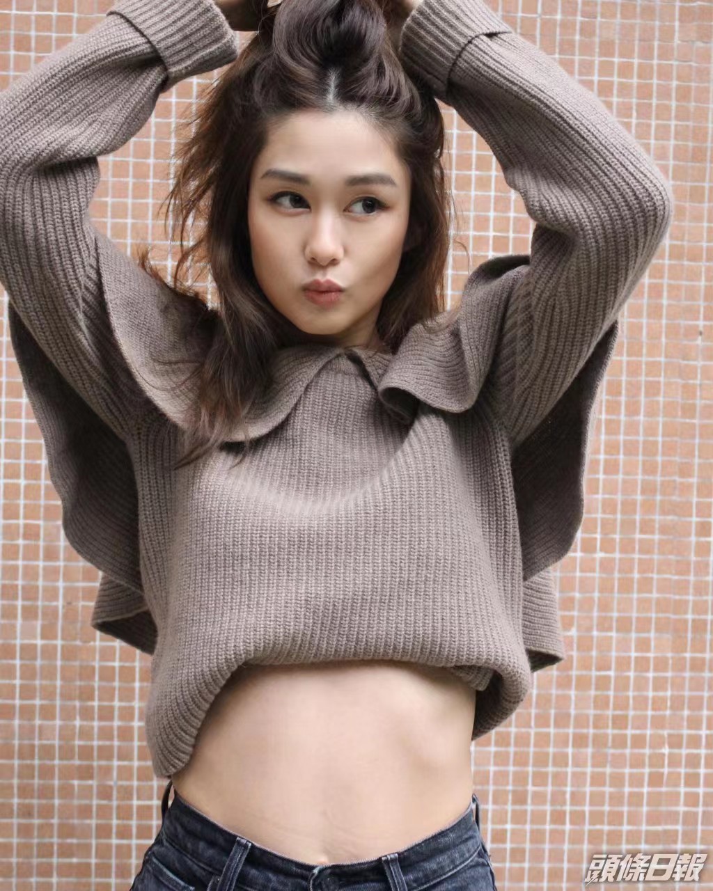 话说回来,毕竟岑丽香也已经是生过两个小朋友的人了,肚子上留下妊娠纹