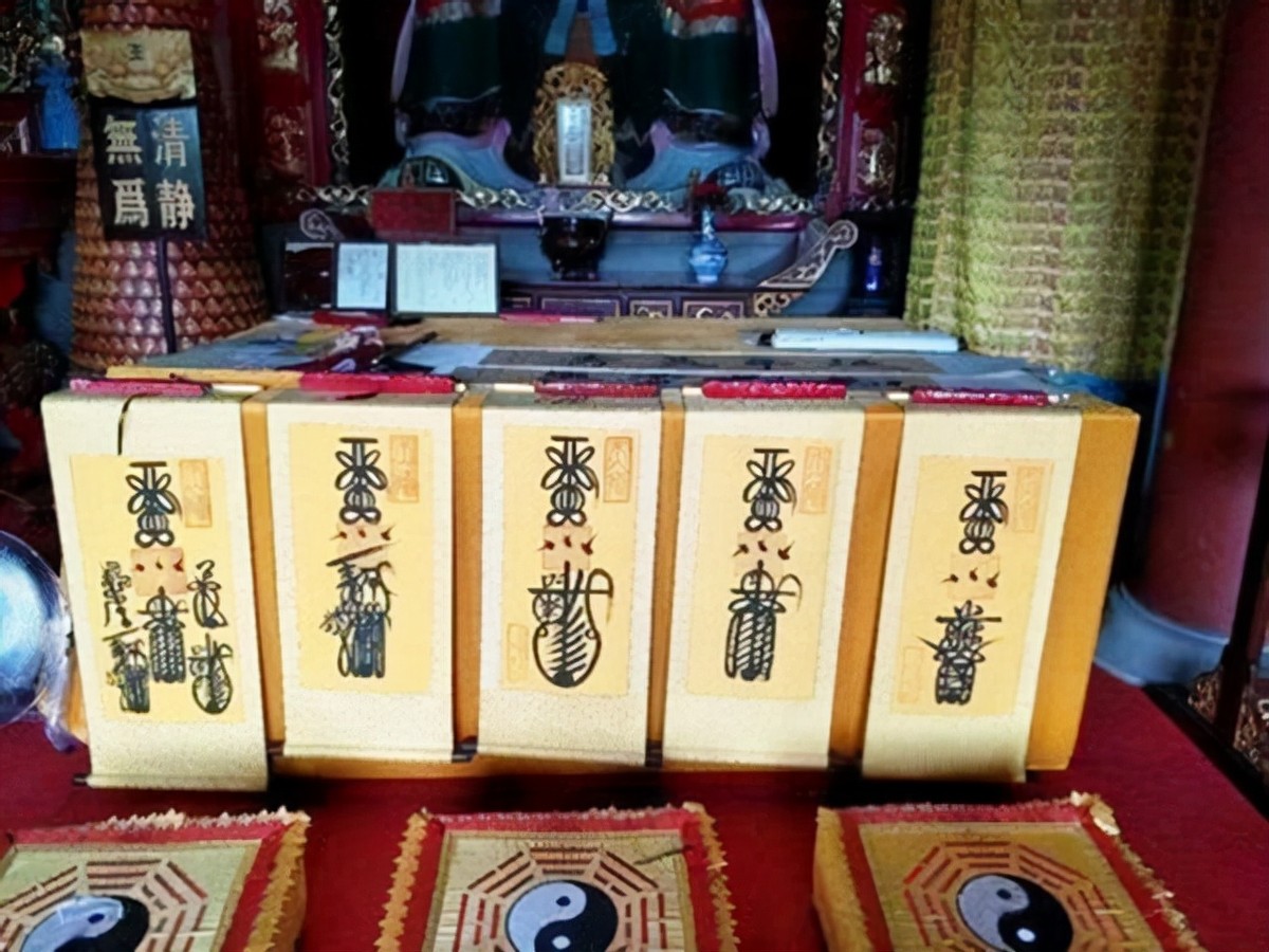 60年代末，最后一任张天师撒手人寰后继无人，接班乱象频出