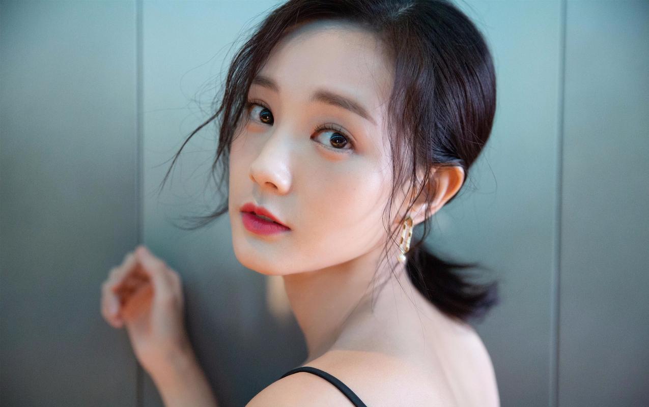 李一桐飞机上光脚踩座椅惹争议,网友评论:放我头上都愿意