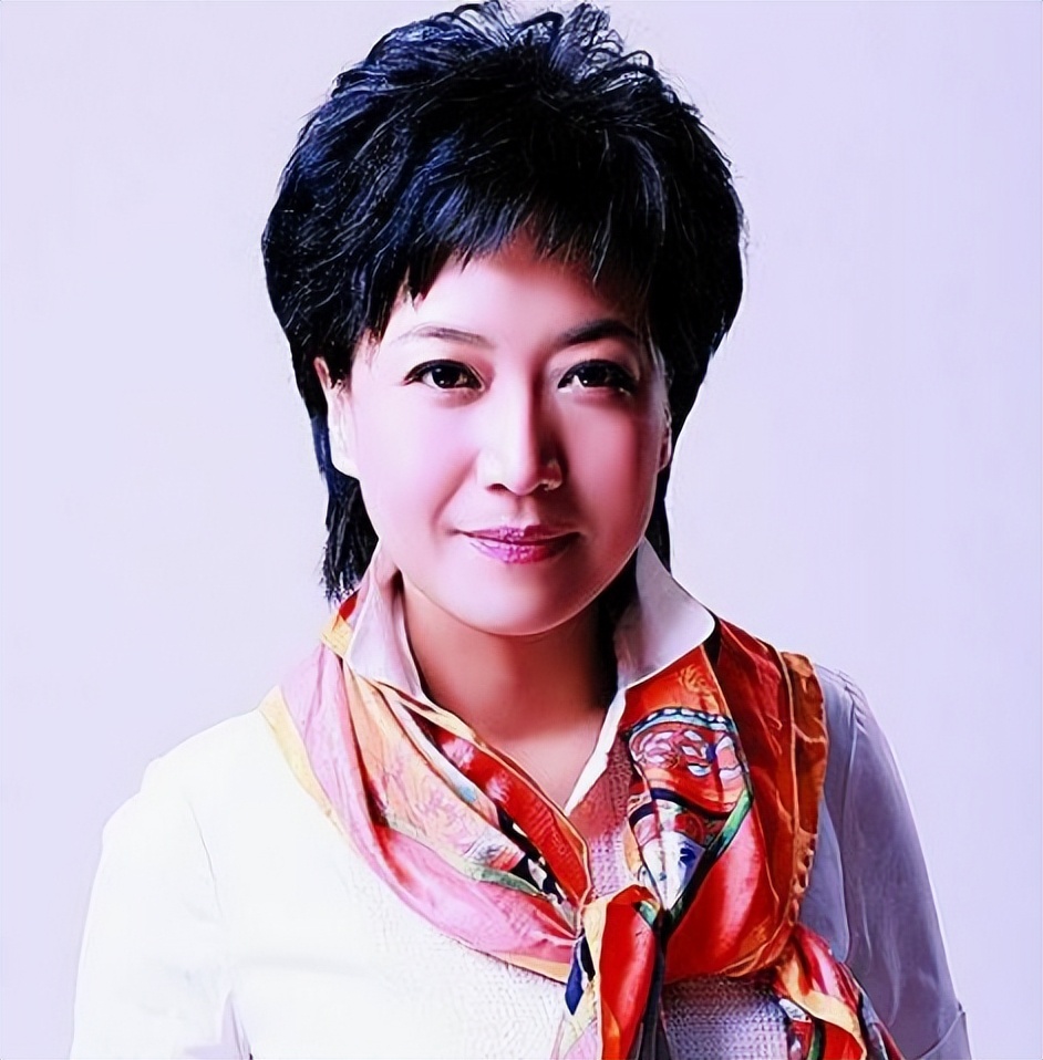 央视主持人贺红梅：事业顺风顺水，如今54岁婚姻状况成谜