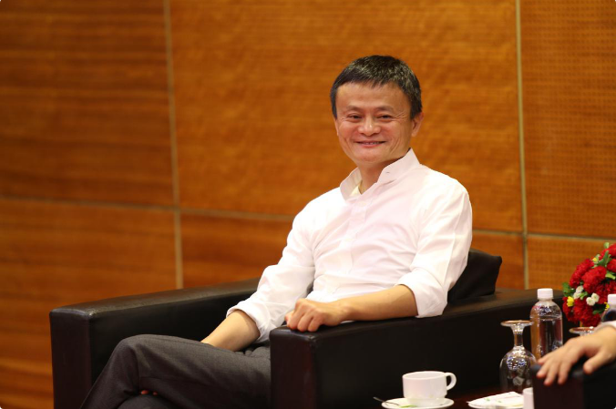 2017年，与马云对话的越南大学校花吴庆玲，如今已毕业考虑从商