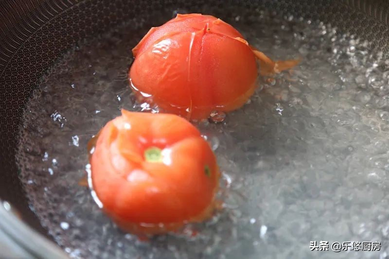 酸汤小酥肉，热热乎乎煮一锅，酸爽开胃，拌米饭能吃两碗