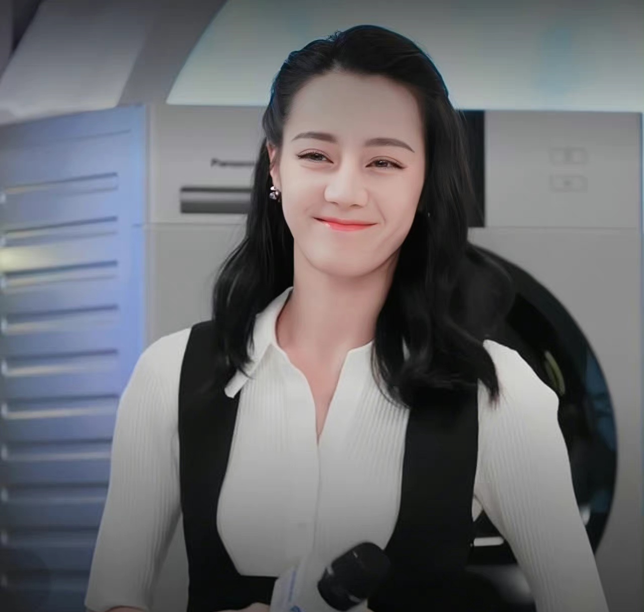 迪丽热巴直播曝生图,穿搭已变保守,30岁反而变清纯了