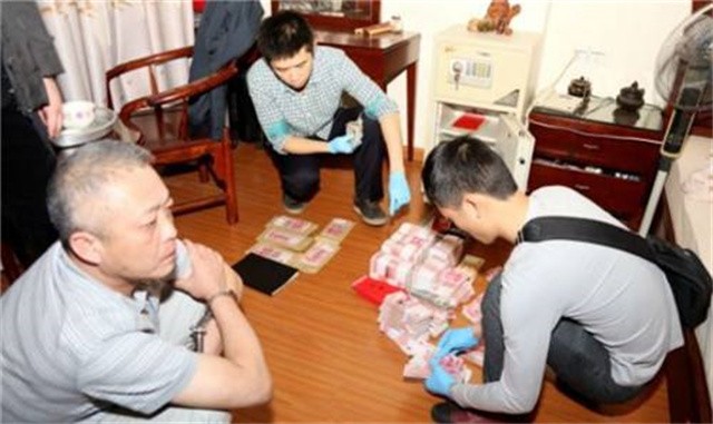 海南黑老大黄鸿发，警方突击抓捕，被捕时狼狈大喊“我没动”