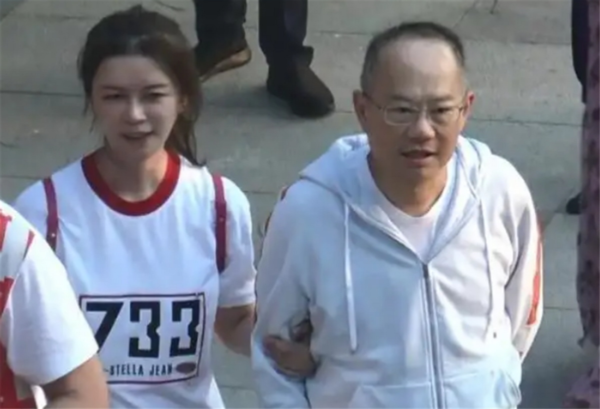 于文凤输7000万，转身找百亿男友，与星爷撕破脸，只为13年感情吗