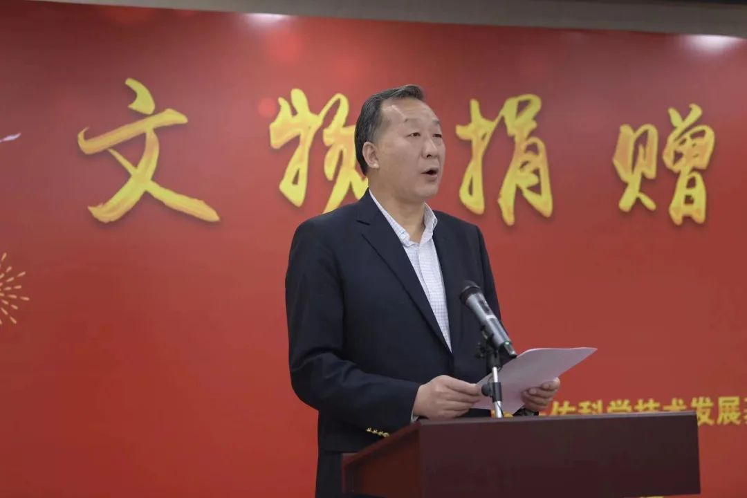 詹天佑之孙向《詹天佑科学技术发展基金会》捐赠祖父手抄《家谱》