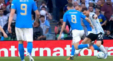 尽一切努力帮助劳塔罗破门（3-0后！阿根廷多人剪球网，34岁巨星2年决赛都进球，梅西做不到）