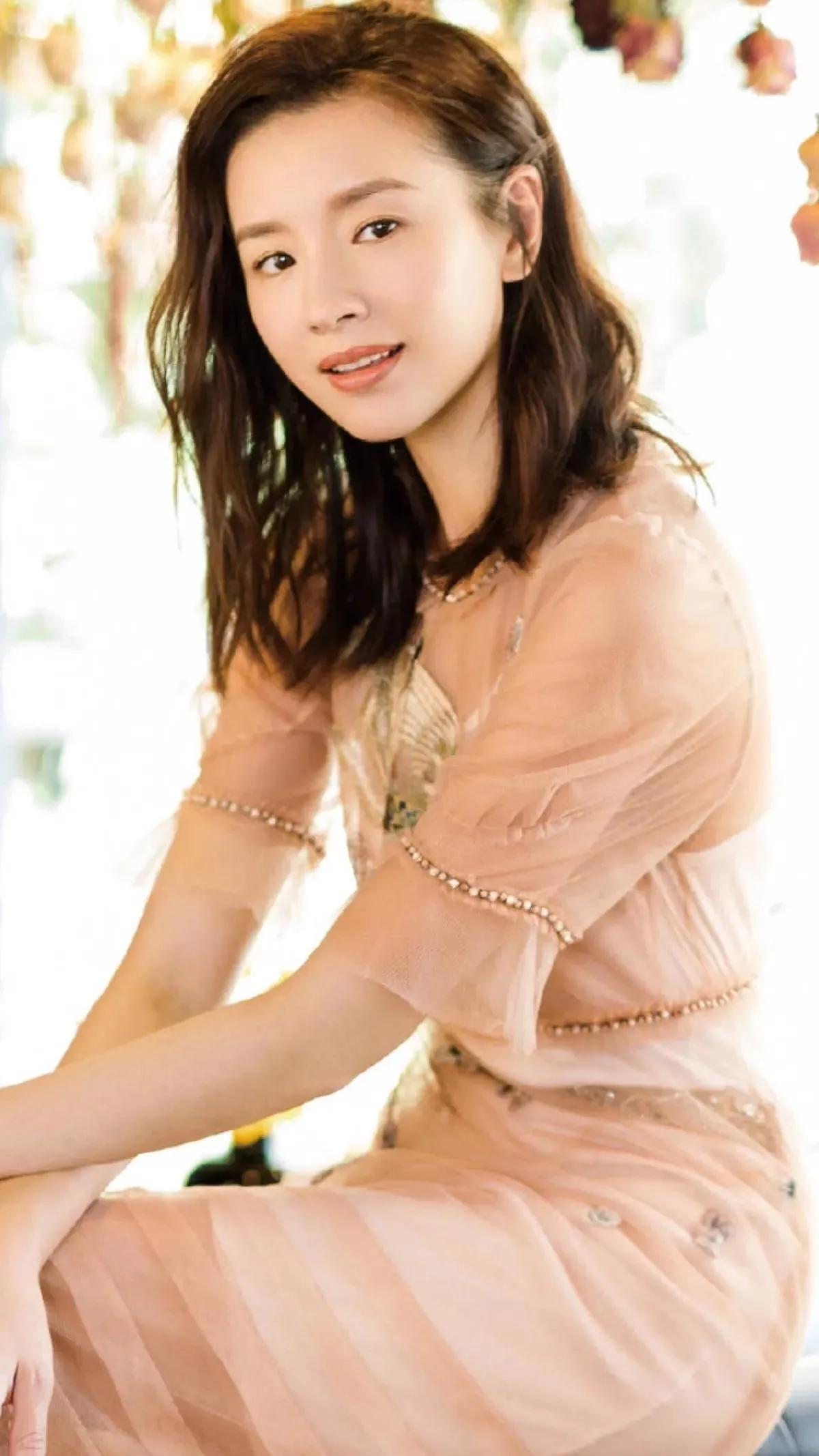 董洁：成熟优雅，气质如兰