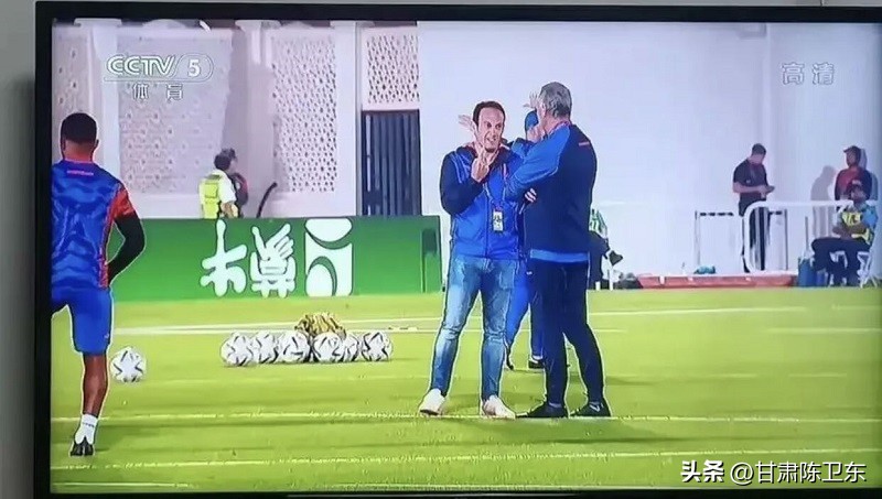世界杯體育贊助</h2>

<p>贊助　　毋庸置疑，這屆世界杯中國企業是最大的金主。</p>

<p>　　眾所周知，四年一屆的世界杯是世界上知名度和含金量最高的足球比賽，也是推廣品牌全球化的捷徑。國際經驗顯示，企業品牌知名度每提高1%，需要投入約2000萬美元廣告費。利用大型體育賽事營銷，同樣的投入，知名度可提高10%。所以，即使需要支付高額的贊助費，中國資本對世界杯依舊趨之若鶩。</p>

<p>　　<img alt=