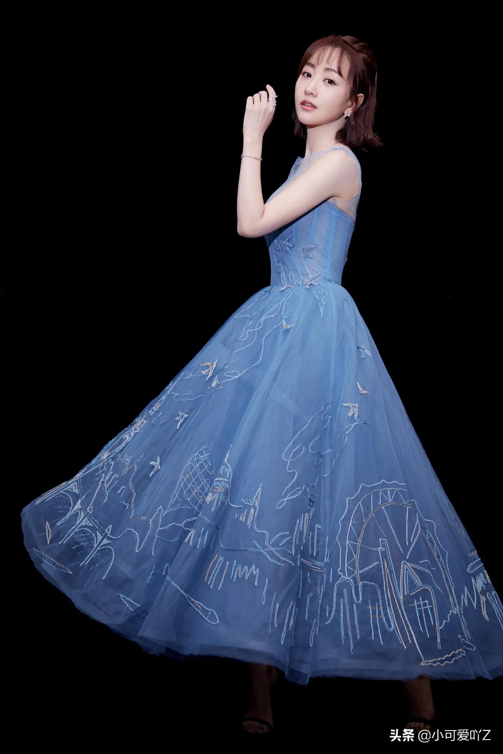 杨蓉，蓝白蕾丝裙