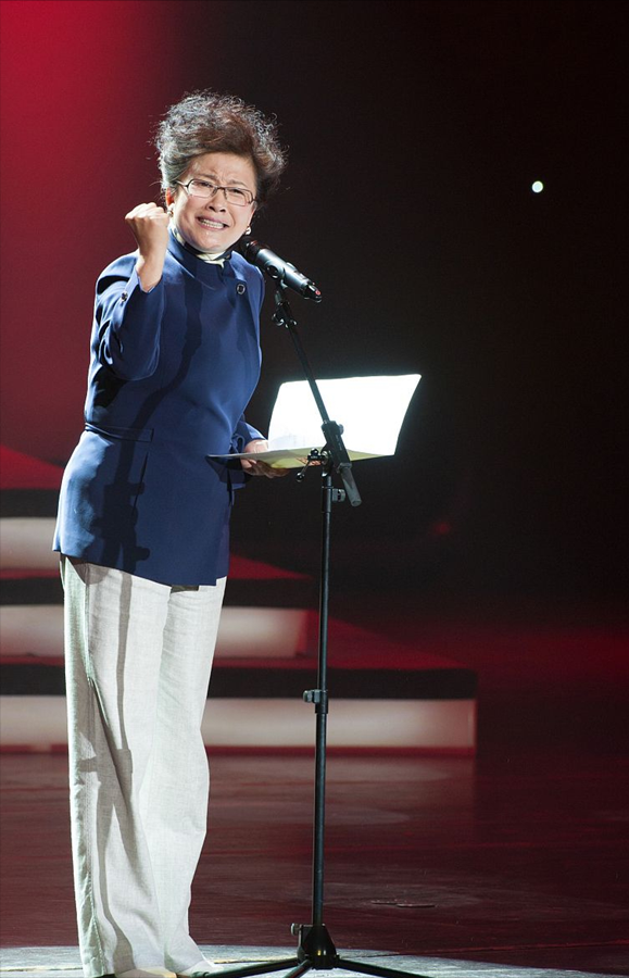 宋春丽突破年龄限制！71岁穿红衣配咖裤，同框61岁宋丹丹似同龄人