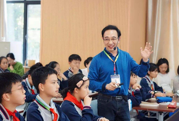 大学生哥哥给初中弟弟补课，因有偿而被举报，网友：管得太宽了吧