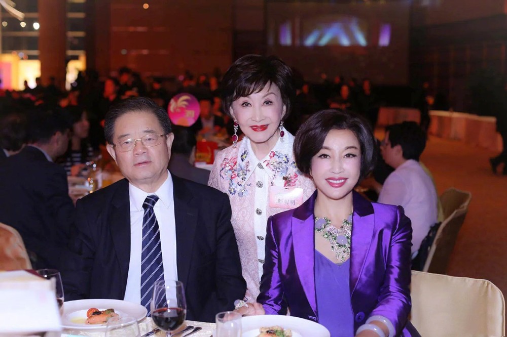 刘晓庆罕见携四婚老公亮相，她穿紫色扮嫩如少女，同框老公像父女