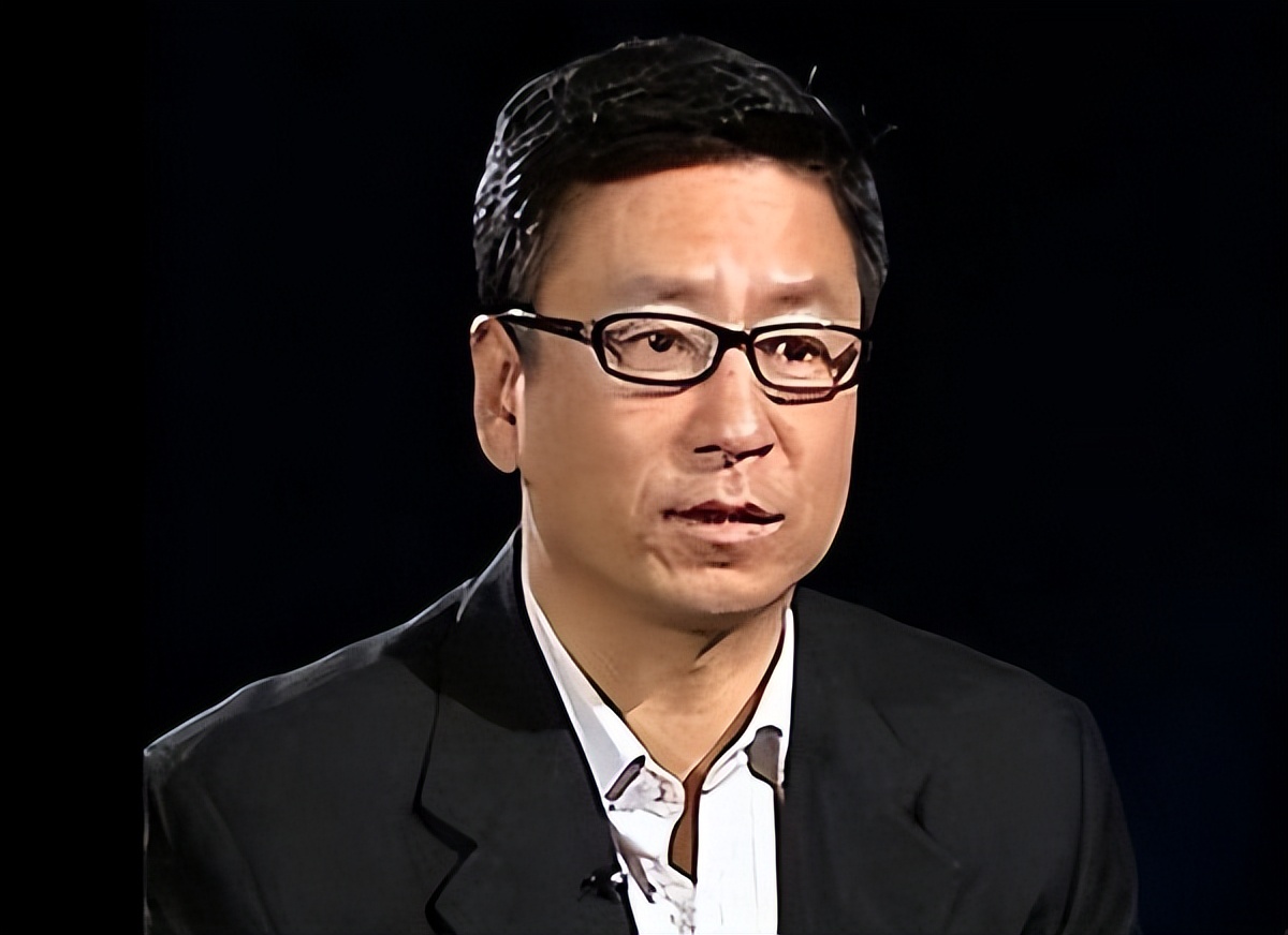 央视国脸白岩松:一句"不会吧"人设崩塌,55岁满头白发老成大爷