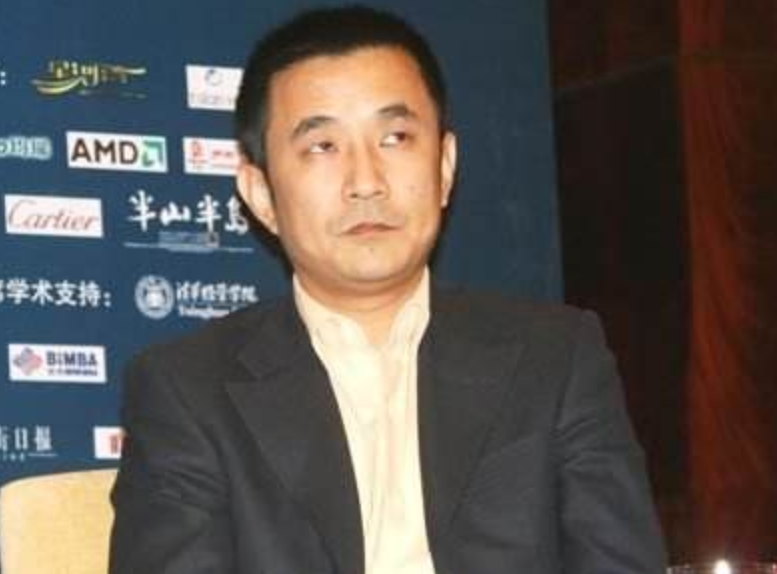 富豪负债800亿逃去国外，带走女明星和61个亿，父亲葬礼也不回来