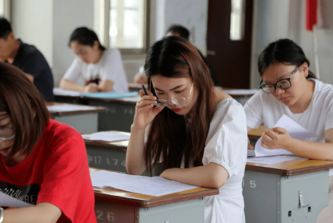 大学生校内、校外颜值对比，“杨迪”秒变“蔡徐坤”，差点认不出