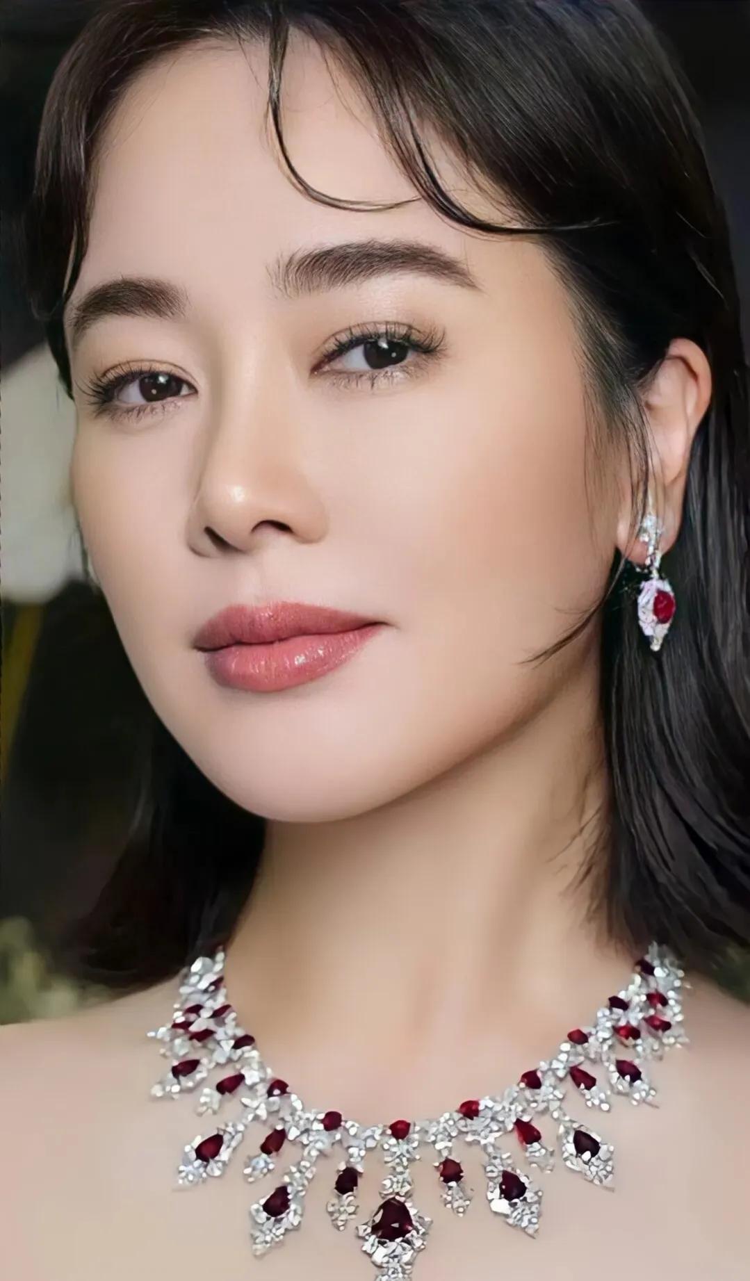 左小青腰肢柔软保养有道，美出高级感