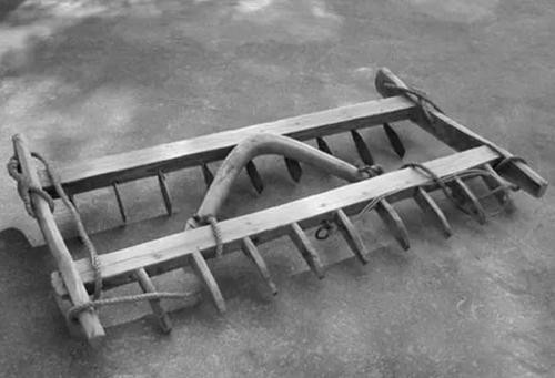 子大竹耙小竹耙人拉犁人拉车牛拉石磙打场无人机打农药收割机本文链接