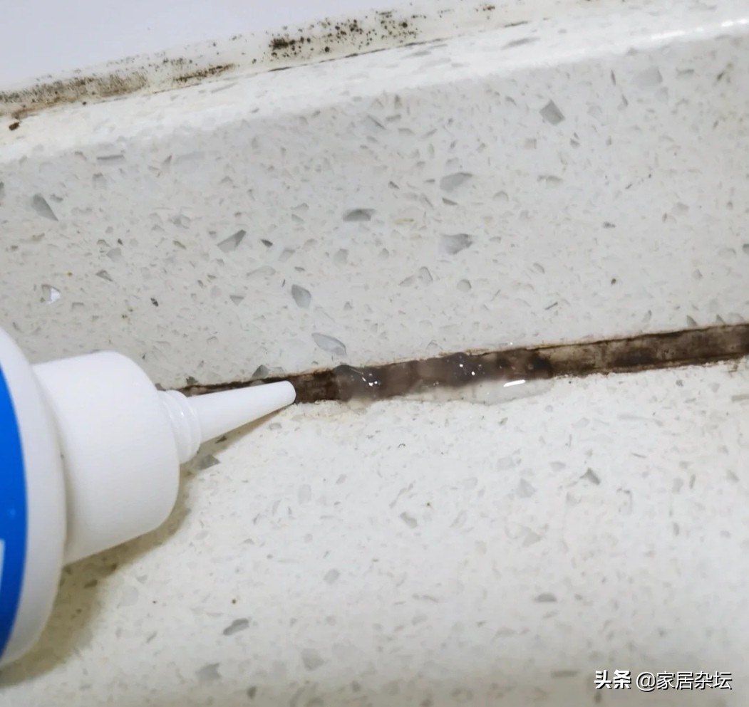 啫喱膏怎么用（水槽边发霉，不用换玻璃胶，教你正确方法，霉斑很快就会消失）