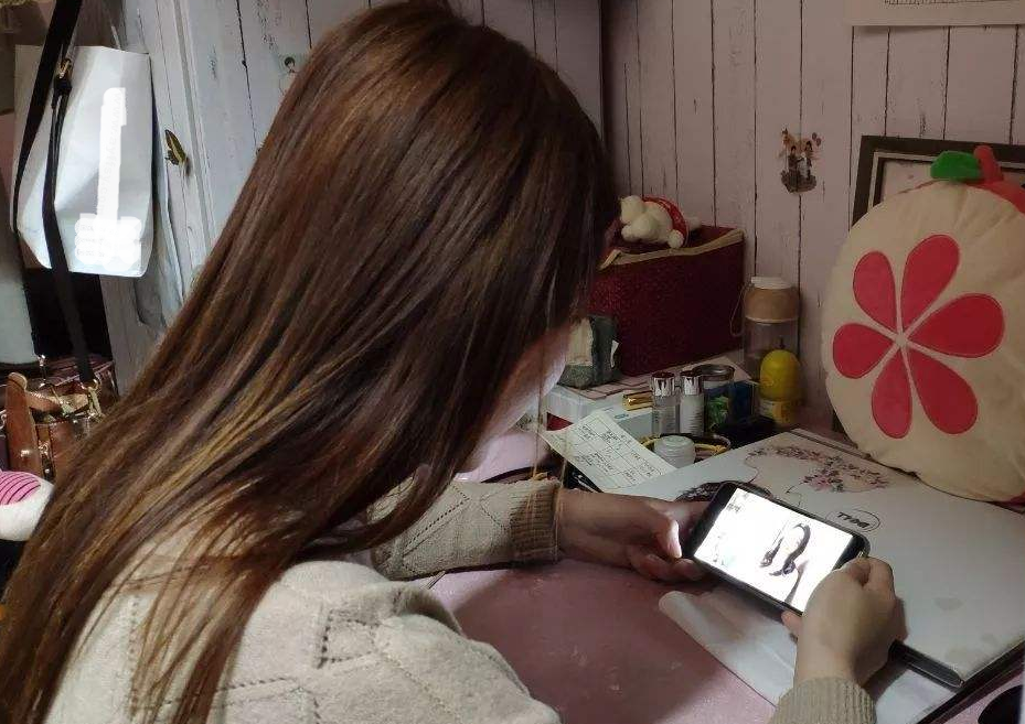 大学生沉迷追剧打游戏，鼠标垫“暗藏玄机”，家长：打吧，没关系