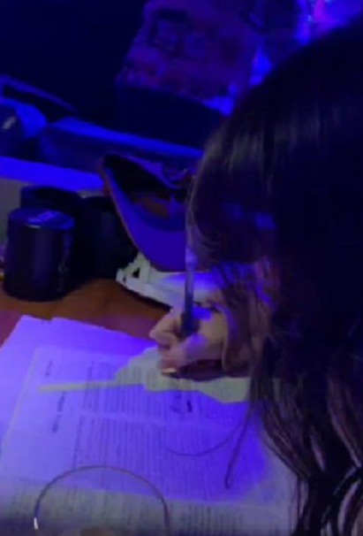 女生在“夜店”做高考题，玩耍学习两不误，网友：大专的好苗子