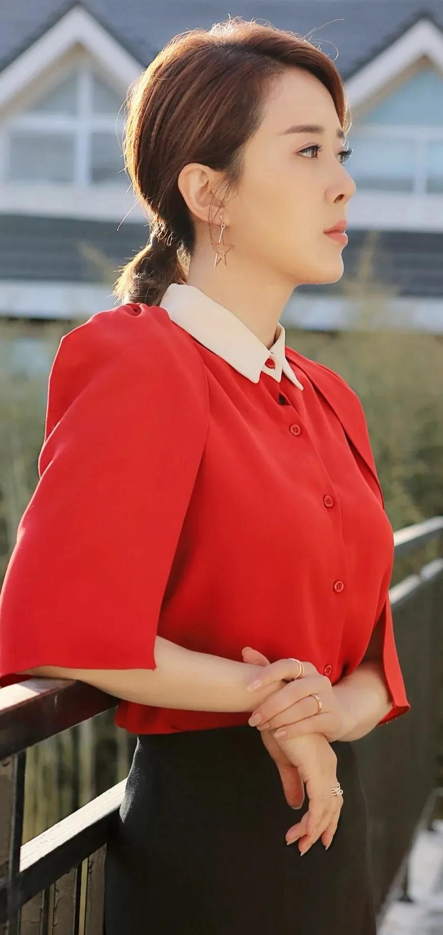 颜丹晨温柔对自己，打败时间，时尚又有女人味的美图合集