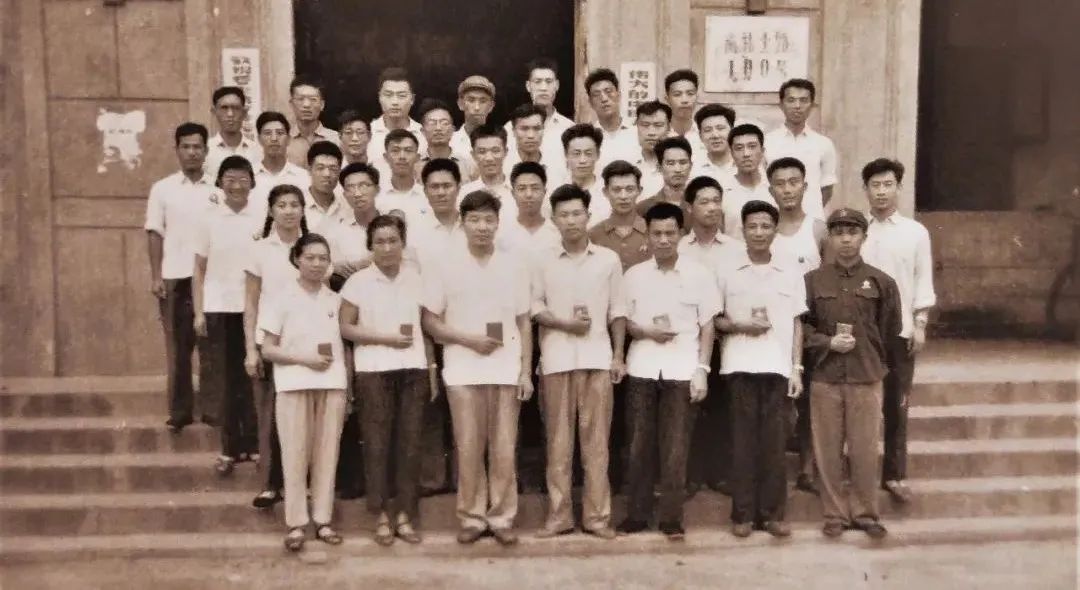 浙大毕业后被分到二机部第一设计院，参与713矿和734厂建设，最后又与中核100号“结缘”