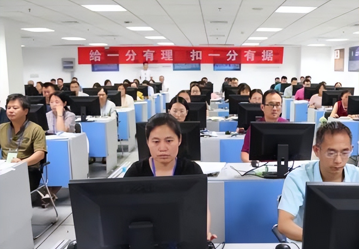 为什么高考一定要用2B铅笔？看到电脑扫描后的试卷，屏幕给出真相