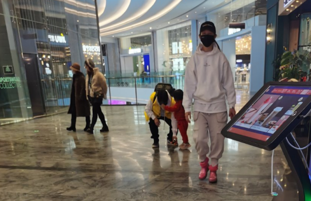 蔡少芬与闺蜜喝下午茶，素颜出街状态好，聊天时手舞足蹈超兴奋