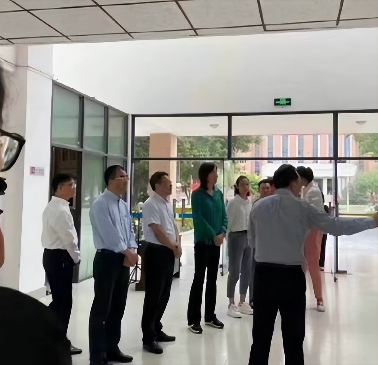 61岁郎平学校引围观！穿平底鞋比男生高一截，一双筷子腿十分抢镜