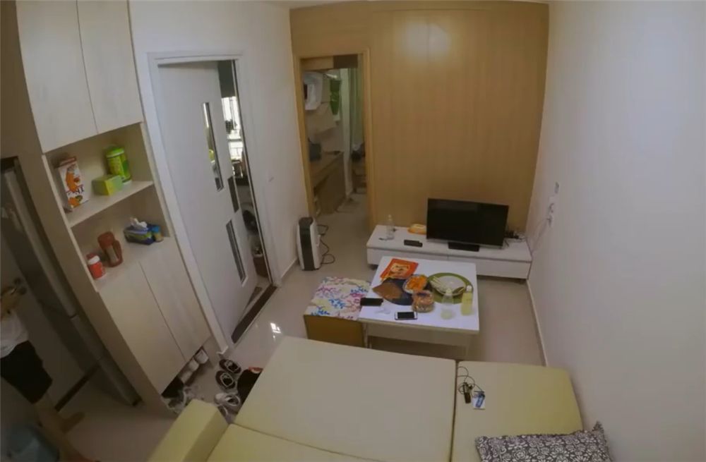 香港小两口住27㎡蜗居：“暗厅”空间太小，厨卫空间也是“袖珍”