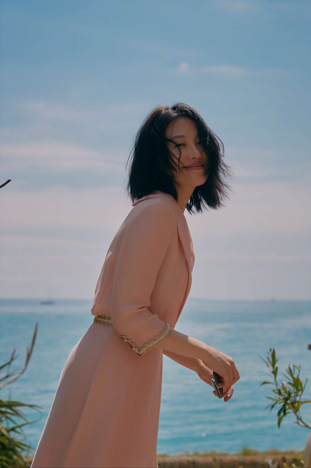 许晴美照在刘波的影响下,许晴改变了对待媒体的态度,也不再那么冷冰冰