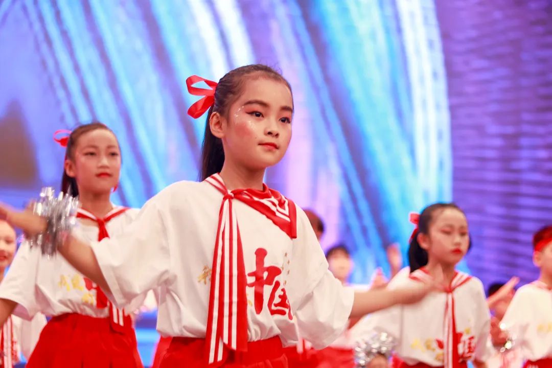 华阳实小举行“童星耀五月·艺术绽花开”群舞比赛（三四年级）