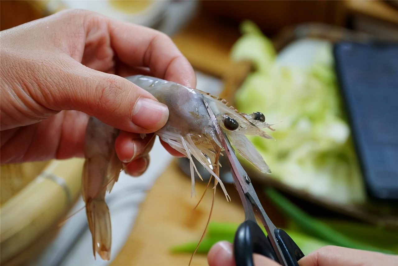 为什么有些人吃虾去虾头，有些人不去虾头？虾头到底可不可以吃？