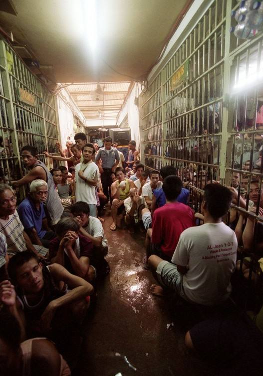 菲律宾魔鬼监狱，囚犯被关10年定不了罪，人性被践踏到极致