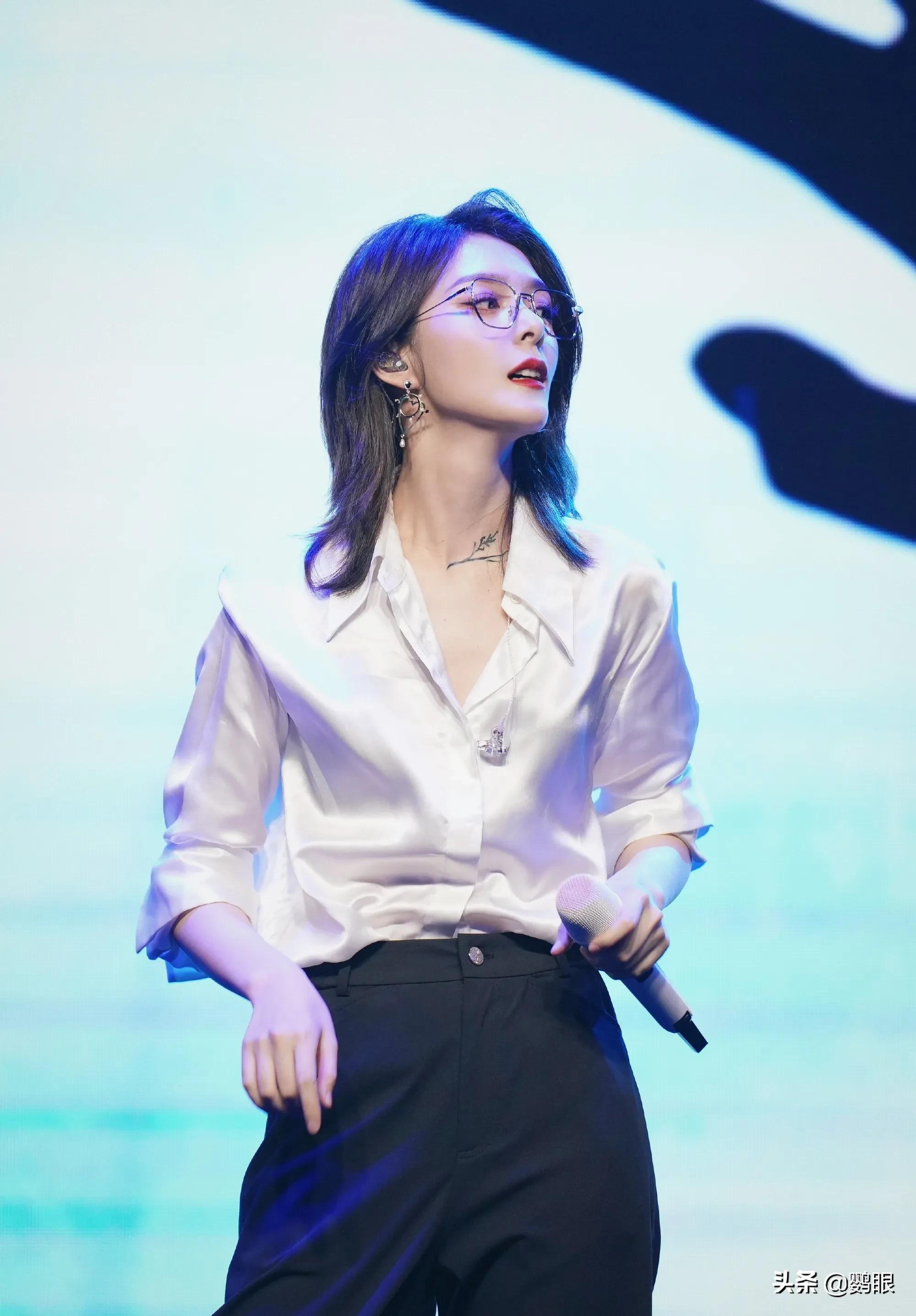 傅菁音乐会活力四射，疤痕上盛开出玫瑰，超美，超酷，超浪漫