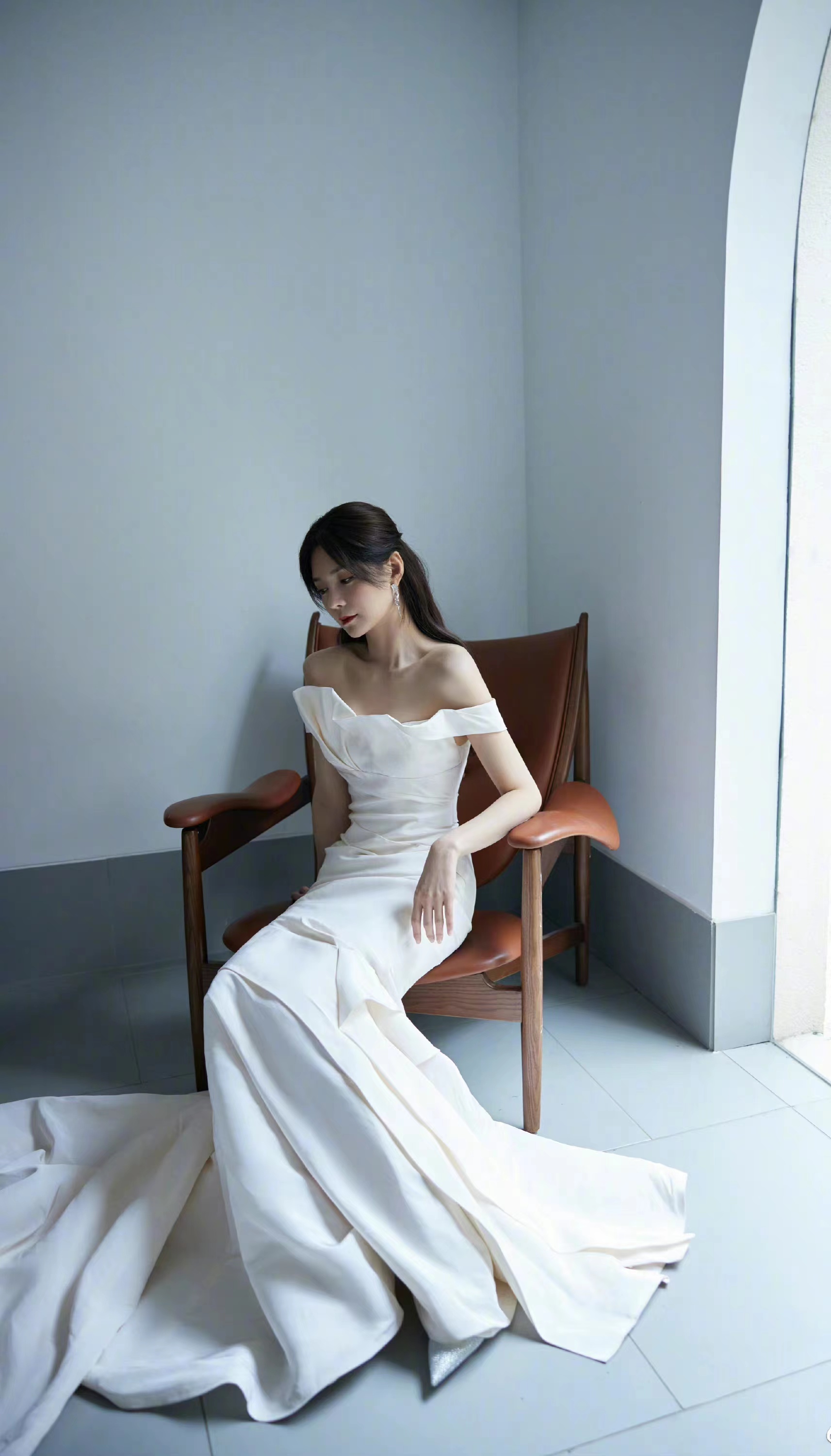 沈梦辰穿白色一字肩长裙主持湖南卫视小年夜,温柔又优雅!