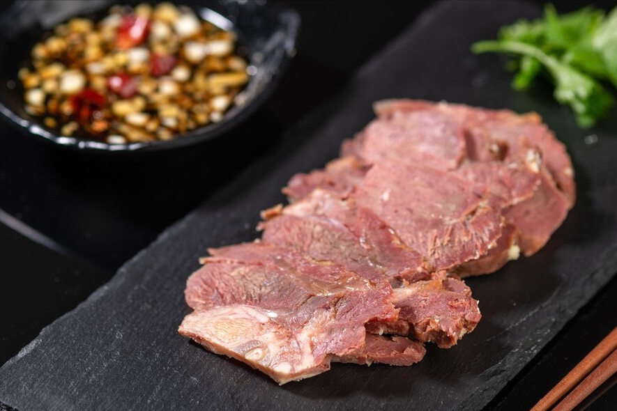 做酱牛肉，牛肉记住别焯水，做好“1腌2泡”，鲜嫩入味不塞牙