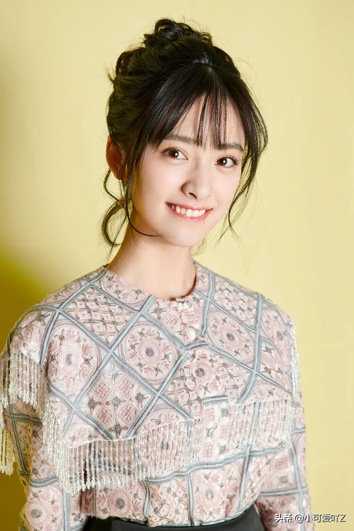 沈月，淡雅裙装，清纯甜美