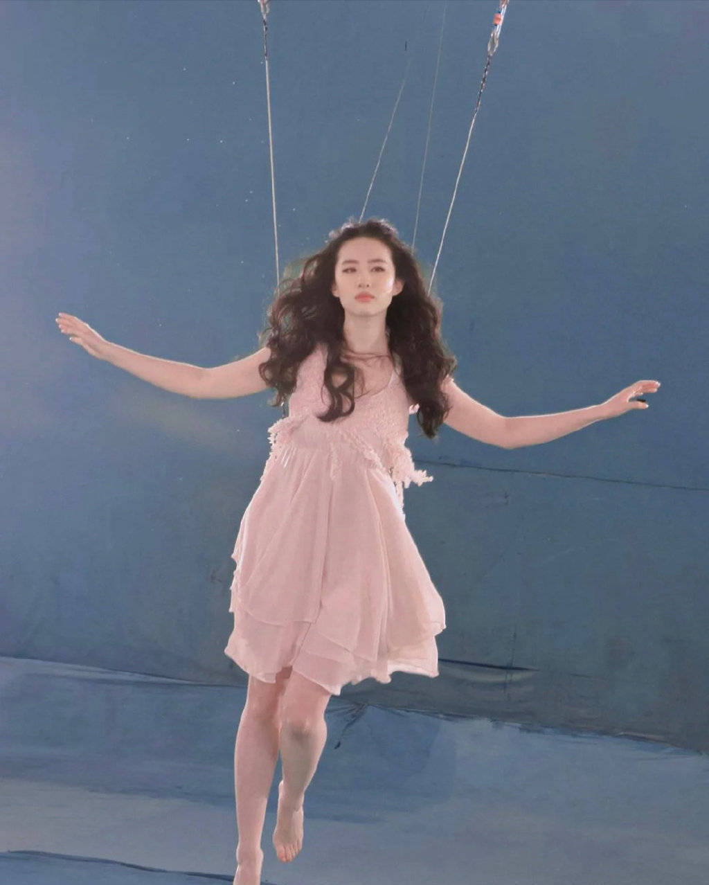 刘亦菲穿公主裙吊威亚太飘逸 波浪长发如仙女下凡