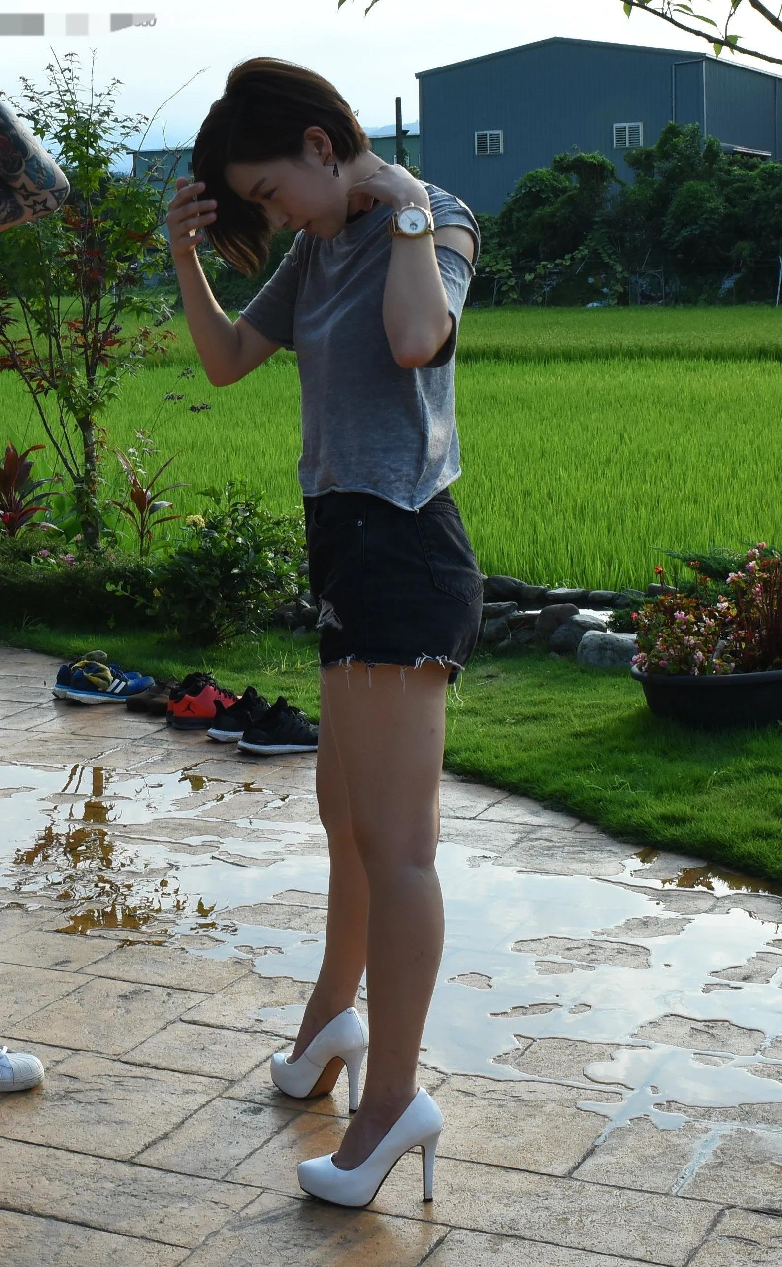 阚清子牛仔短裤出行，这腿拍的很真实