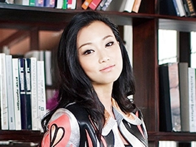 “香港豪门女”：身家百亿下嫁穷小子，被劈腿，留下一对双胞胎